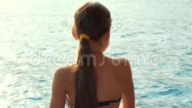 年轻女孩在游艇上航行时看着<strong>大海</strong>。 后面的女孩看着<strong>大海</strong>